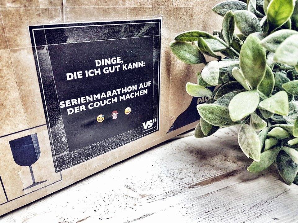 Binge-Watching-Survival-Box aus dem Carlsen Verlag inkl. Buchvorstellung: Anna Day –&nbsp;Fanatic