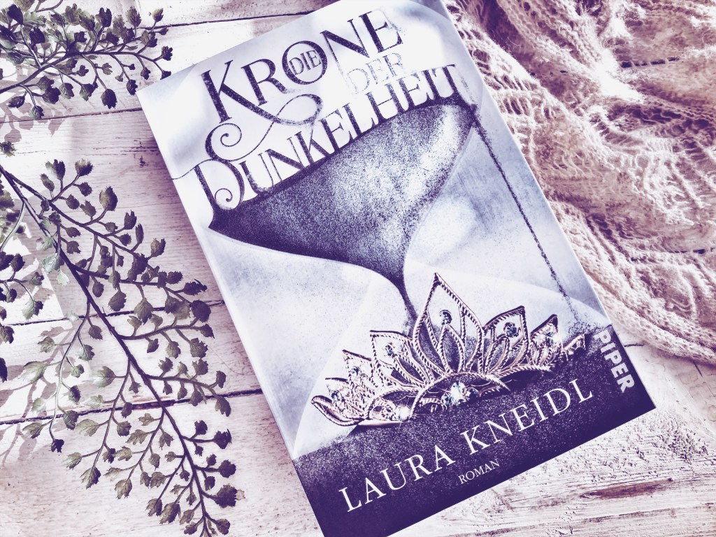 Rezensionsinterview | Laura Kneidl – Die Krone der&nbsp;Dunkelheit